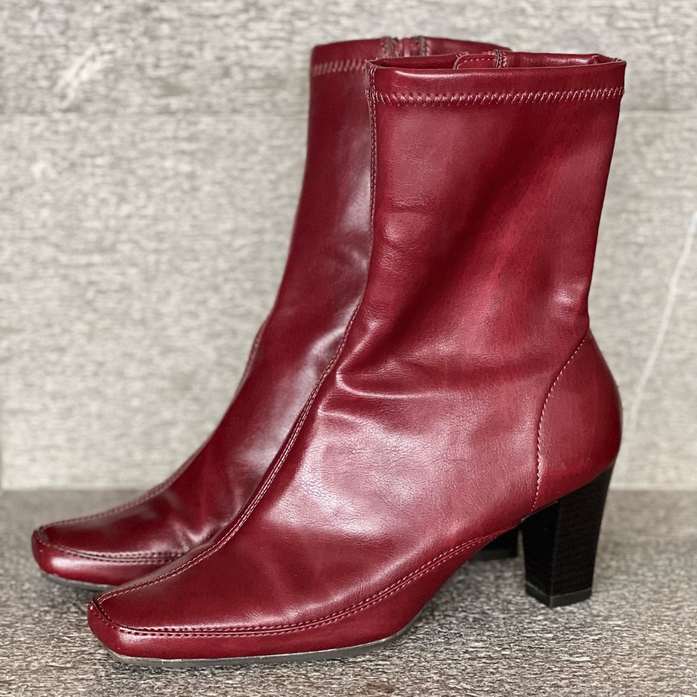 AEROSOLES Blue Gene ankle boots in beautiful burgundy. Excellent condition.